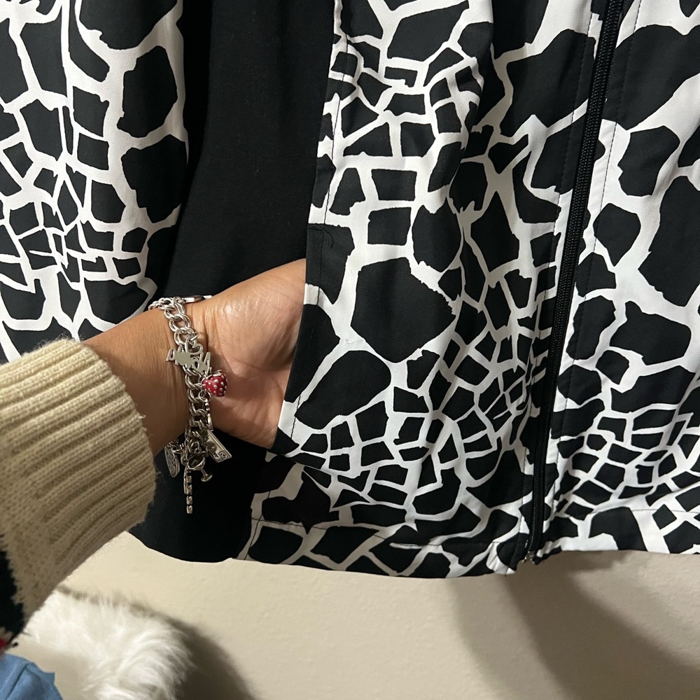 Black and White Giraffe Print Jacket - Picture 2 of 5